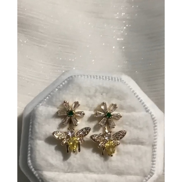 🐝10k Gold Bumblebee Daisy Cz Diamond Post back Stud Earrings - Picture 15 of 15
